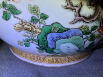 Une grande jardini&egrave;re et un vase de forme rouleau en porcelaine de Chine famille verte, 19&egrave;me