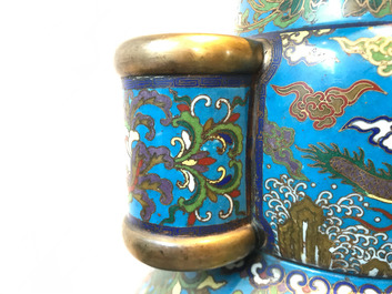 Een grote Chinese cloisonn&eacute; hu vaas met lotusslingers, gemerkt Qi Yu Bao Tung Chih Chen, 19e eeuw