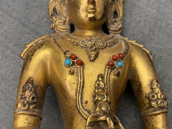 Een Chinese met koraal en turkoois ingelegde verguld bronzen figuur van Boeddha Amitayus, 18/19e eeuw