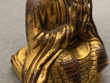 Een Sino-Tibetaanse verguld bronzen figuur van een Lama, 19e eeuw