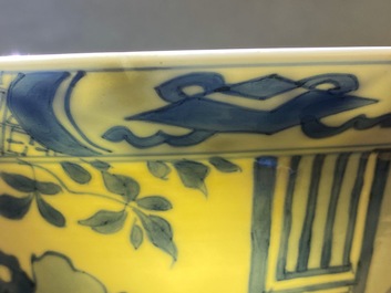 Een Chinese blauw-witte klapmutskom, Kangxi merk en periode