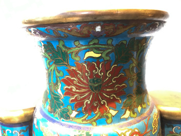 Een grote Chinese cloisonn&eacute; hu vaas met lotusslingers, gemerkt Qi Yu Bao Tung Chih Chen, 19e eeuw