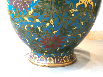 Un grand vase de forme hu en &eacute;maux cloisonn&eacute;s, marque Qi Yu Bao Tung Chih Chen, Chine, 19&egrave;me