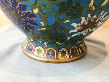 Un grand vase de forme hu en &eacute;maux cloisonn&eacute;s, marque Qi Yu Bao Tung Chih Chen, Chine, 19&egrave;me