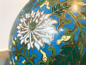 Een grote Chinese cloisonn&eacute; hu vaas met lotusslingers, gemerkt Qi Yu Bao Tung Chih Chen, 19e eeuw