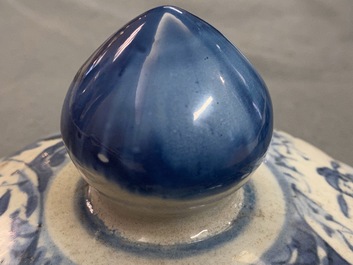 Un vase couvert en porcelaine de Chine en bleu et blanc, Wanli