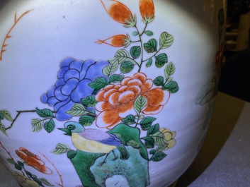 Une grande jardini&egrave;re et un vase de forme rouleau en porcelaine de Chine famille verte, 19&egrave;me