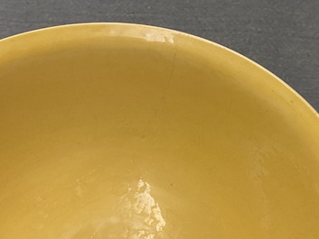 Un bol imp&eacute;rial en porcelaine de Chine jaune monochrome, marque et &eacute;poque de Kangxi