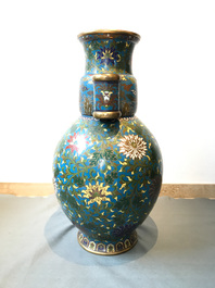 Un grand vase de forme hu en &eacute;maux cloisonn&eacute;s, marque Qi Yu Bao Tung Chih Chen, Chine, 19&egrave;me