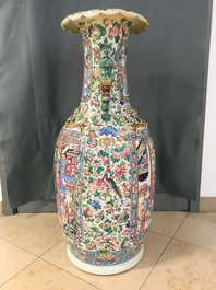 Une paire de grands vases en porcelaine de Chine famille rose, 19&egrave;me