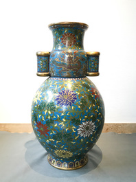 Een grote Chinese cloisonn&eacute; hu vaas met lotusslingers, gemerkt Qi Yu Bao Tung Chih Chen, 19e eeuw