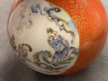 Un vase de forme bouteille en porcelaine de Chine famille rose &agrave; fond corail, marque de Qianlong, 19/20&egrave;me