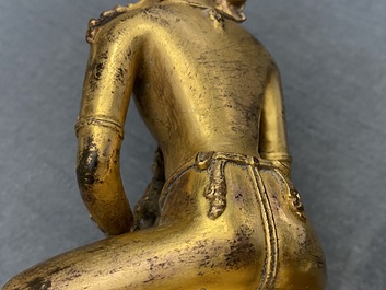 Une figure de Bouddha Amitayus en bronze dor&eacute; incrust&eacute; de corail et turquoise, Chine, 18/19&egrave;me