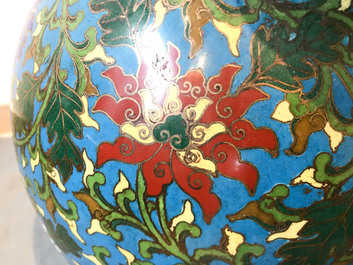 Een grote Chinese cloisonn&eacute; hu vaas met lotusslingers, gemerkt Qi Yu Bao Tung Chih Chen, 19e eeuw