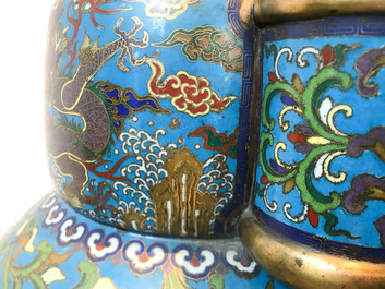 Een grote Chinese cloisonn&eacute; hu vaas met lotusslingers, gemerkt Qi Yu Bao Tung Chih Chen, 19e eeuw