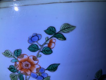 Une grande jardini&egrave;re et un vase de forme rouleau en porcelaine de Chine famille verte, 19&egrave;me