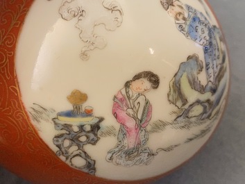 Un vase de forme bouteille en porcelaine de Chine famille rose &agrave; fond corail, marque de Qianlong, 19/20&egrave;me