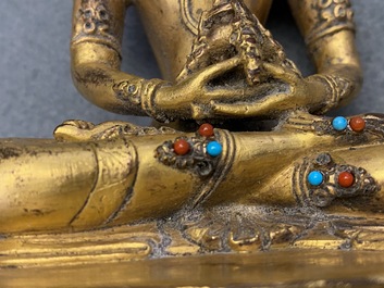 Une figure de Bouddha Amitayus en bronze dor&eacute; incrust&eacute; de corail et turquoise, Chine, 18/19&egrave;me