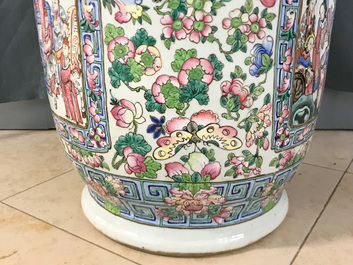 Une paire de grands vases en porcelaine de Chine famille rose, 19&egrave;me