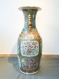 Une paire de grands vases en porcelaine de Chine famille rose de Canton, 19&egrave;me