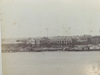 Un album de neuf photos argentiques dont une vue panoramique du Bund &agrave; Shanghai, Chine, dat&eacute; 1899