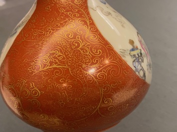 Un vase de forme bouteille en porcelaine de Chine famille rose &agrave; fond corail, marque de Qianlong, 19/20&egrave;me