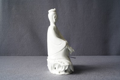 A Chinese Dehua blanc de Chine model of a seated Guanyin, 18/19th C.