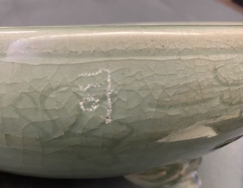 Un grand br&ucirc;le-parfum tripod en porcelaine de Chine c&eacute;ladon de Longquan, Ming