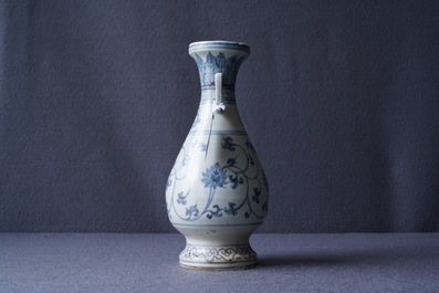 Een Chinese blauw-witte vaas met lotusslingers, Yuan