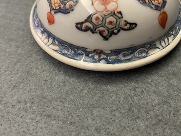 Une th&eacute;i&egrave;re en porcelaine de Chine famille rose au bec en forme de ph&eacute;nix, Qianlong