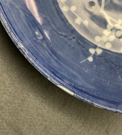 Een zeldaam Chinees wit-blauw 'spaartechniek' bord met een ekster bij prunusbloesems, Transitie periode