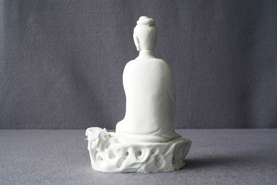 A Chinese Dehua blanc de Chine model of a seated Guanyin, 18/19th C.