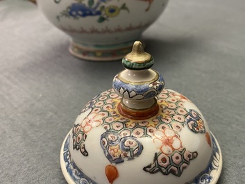 Een Chinese famille rose theepot met feniksvormige tuit, Qianlong