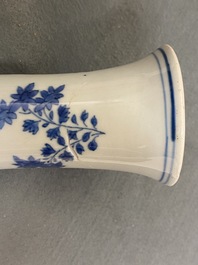Deux vases en porcelaine de Chine en bleu et blanc &agrave; d&eacute;cor floral, &eacute;poque Transition