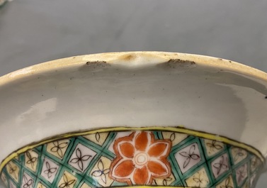 Une paire de vases en porcelaine de Chine famille rose, 19&egrave;me