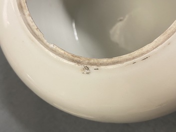 Une th&eacute;i&egrave;re et deux pots couverts en porcelaine de Chine qianjiang cai, 19/20&egrave;me