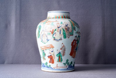 Un vase en porcelaine de Chine wucai au couvercle en bois, &eacute;poque Transition