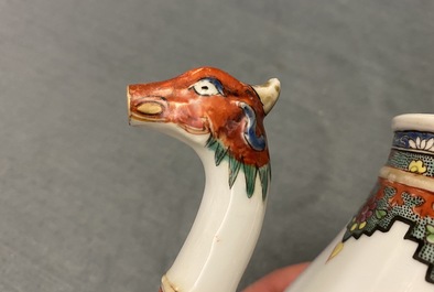 Une th&eacute;i&egrave;re en porcelaine de Chine famille rose au bec en forme de ph&eacute;nix, Qianlong