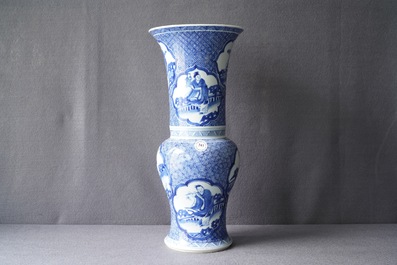Een Chinese blauw-witte yenyen vaas met onsterfelijken, Kangxi