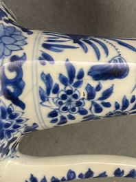 Un kendi en porcelaine de Chine en bleu et blanc &agrave; d&eacute;cor floral, Kangxi