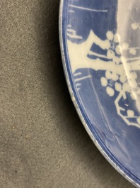 Een zeldaam Chinees wit-blauw 'spaartechniek' bord met een ekster bij prunusbloesems, Transitie periode