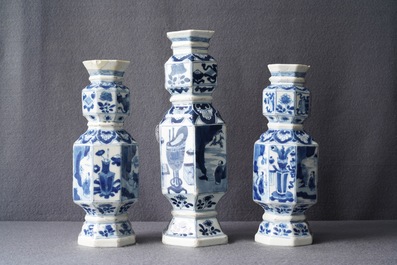 Drie Chinese blauw-witte hexagonale en octagonale vazen, Kangxi