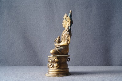 Een Chinese verguld bronzen figuur van Amitayus, 17/18e eeuw