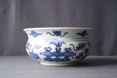 Un br&ucirc;le-parfum en porcelaine de Chine en bleu et blanc &agrave; d&eacute;cor d'antiquit&eacute;s, Kangxi