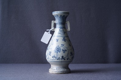 Un vase en porcelaine de Chine en bleu et blanc &agrave; d&eacute;cor de rinceaux de lotus, Yuan