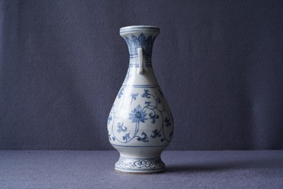 Un vase en porcelaine de Chine en bleu et blanc &agrave; d&eacute;cor de rinceaux de lotus, Yuan