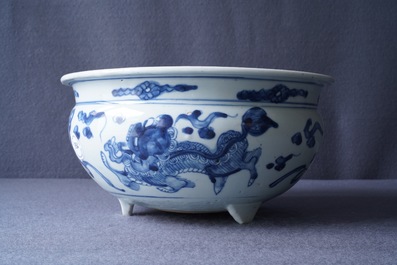 Een grote Chinese blauw-witte driepotige wierookbrander, Ming
