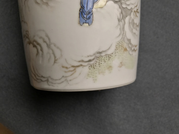 Une paire de vases de forme rouleau en porcelaine de Chine famille rose, 20&egrave;me