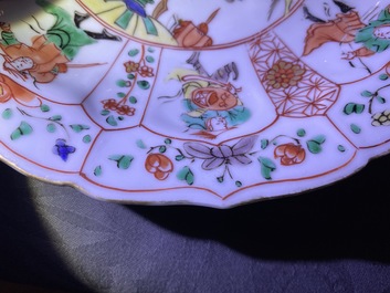 Une paire d'assiettes en porcelaine de Chine famille verte en forme de lotus, Kangxi