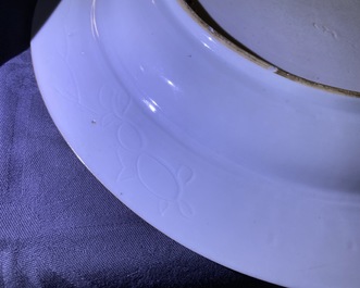 Une paire de plats en porcelaine de Chine famille verte et une assiette &agrave; fond caf&eacute; au lait, Kangxi